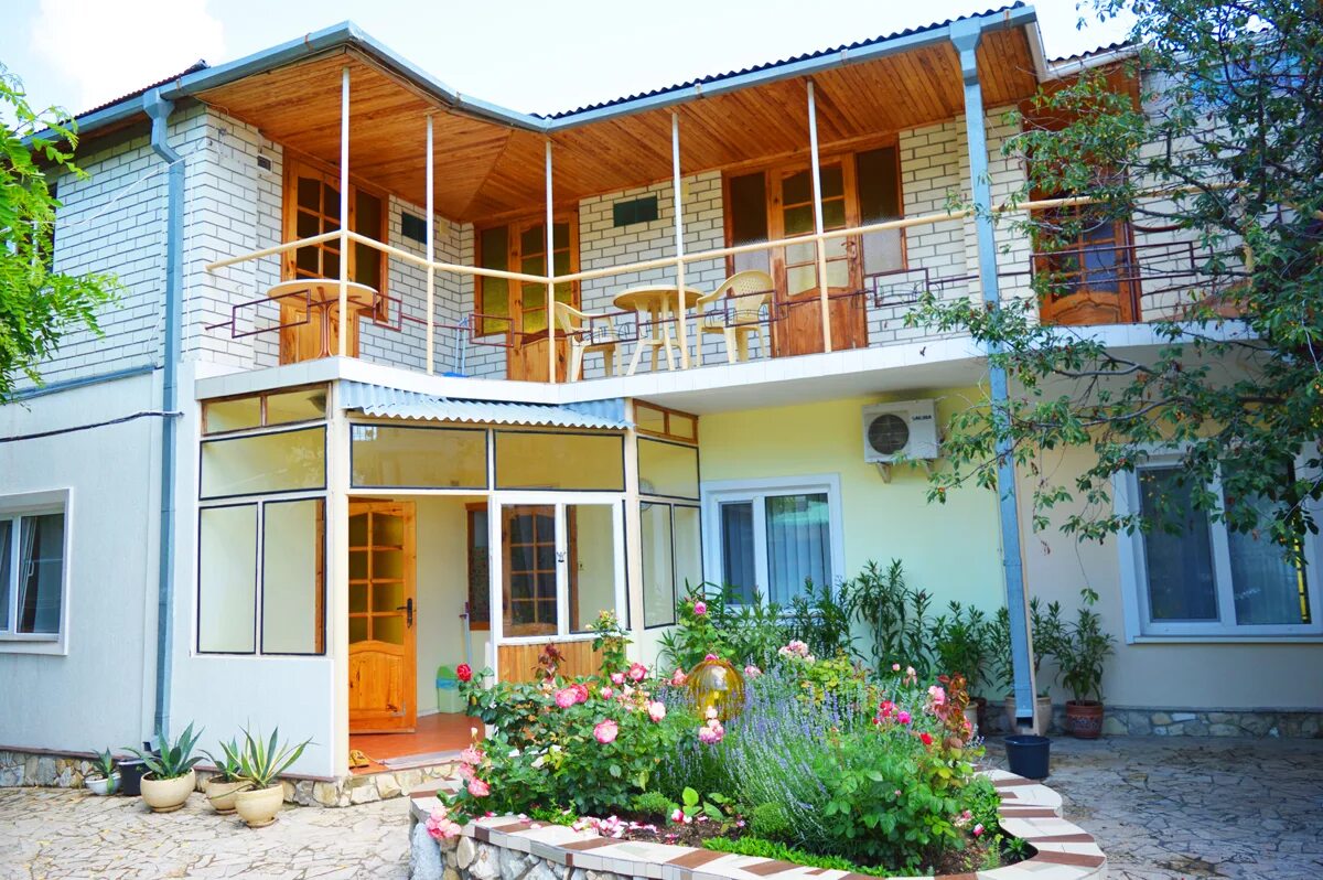 домик у моря. жилье в крыму алушта частный сектор. феодосия орджоникидзе дача. мыс фиолент вилла. красивый дом в крыму.