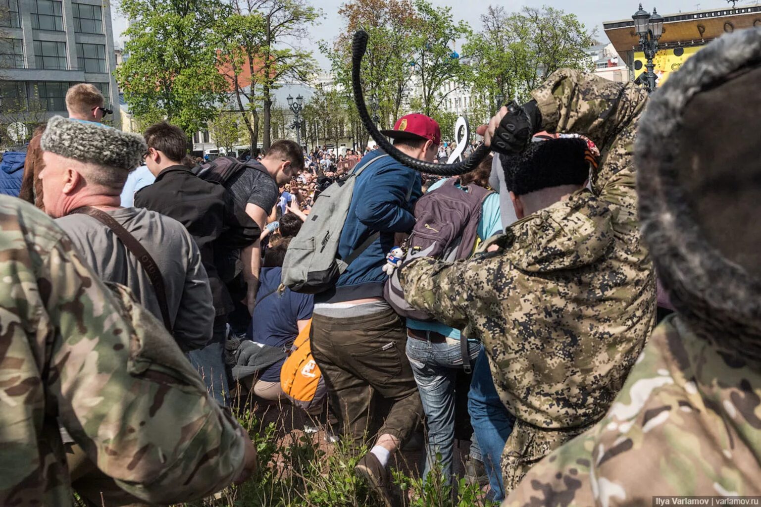 Казаки нагайками разгоняют митинг в Москве. Казаки избивают людей нагайками. Казаки с нагайками в Москве. Будут бить по москве