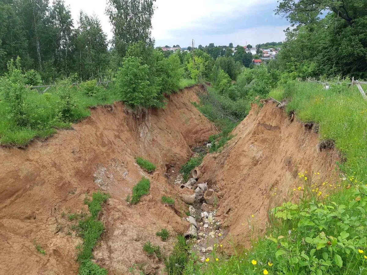 Холмистая местность в белоруссии. Природно-исторический парк покровское-стрешнево. Эрозия почвы в лесу. Овраги дорого. Овраги дорого.