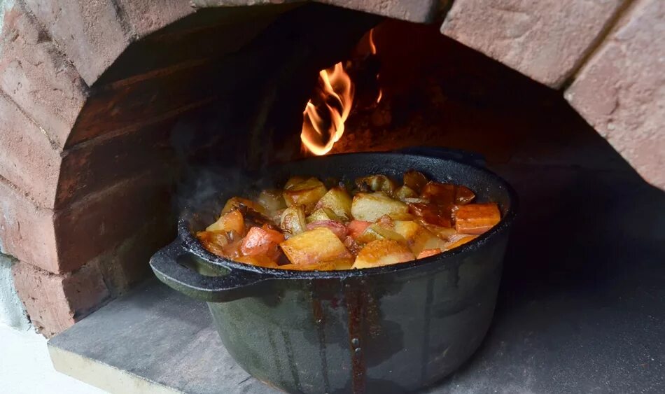 Картошка с мясом в печи. Блюда в русской печи. Блюда приготовленные в русской печи. Еда из русской печки. Русская печь готовка.