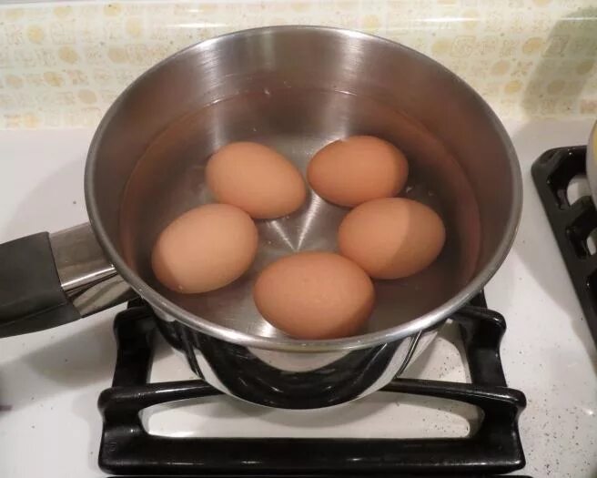 Яйца в кипящую или холодную. Яйца в кастрюле. Кастрюлька с яйцами. Яйца варятся. Отваривание яиц.