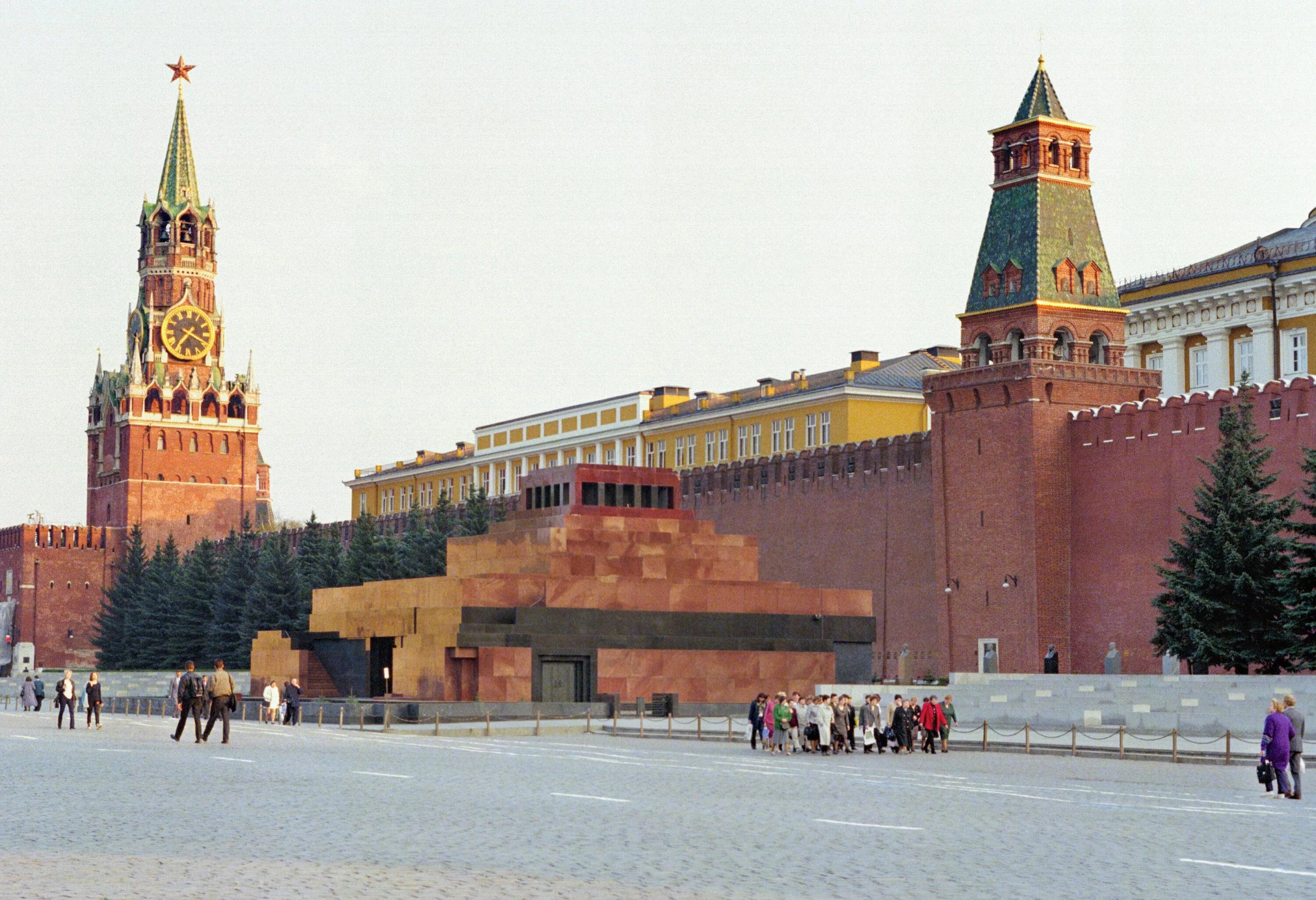 Кремлевские ленин. Мавзолей в.и Ленина на красной площади в Москве. Ленин в Кремле в мавзолее. Красная площадь мавзолей. Кремлевская стена у мавзолея в Москве.