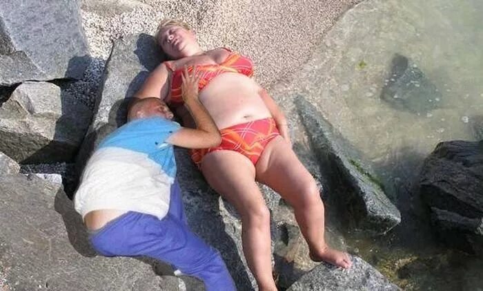 Пока спал на пляже. Пьяные толстушки на пляже. Пьяные женщины на отдыхе. На пляже девушки пьяные.