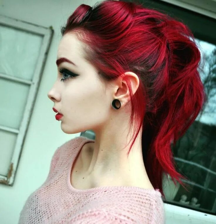 Красный цвет волос. Брианна red hair. Red hear. Рианна красные волосы короткие. Цвет медно-каштановый махагон.