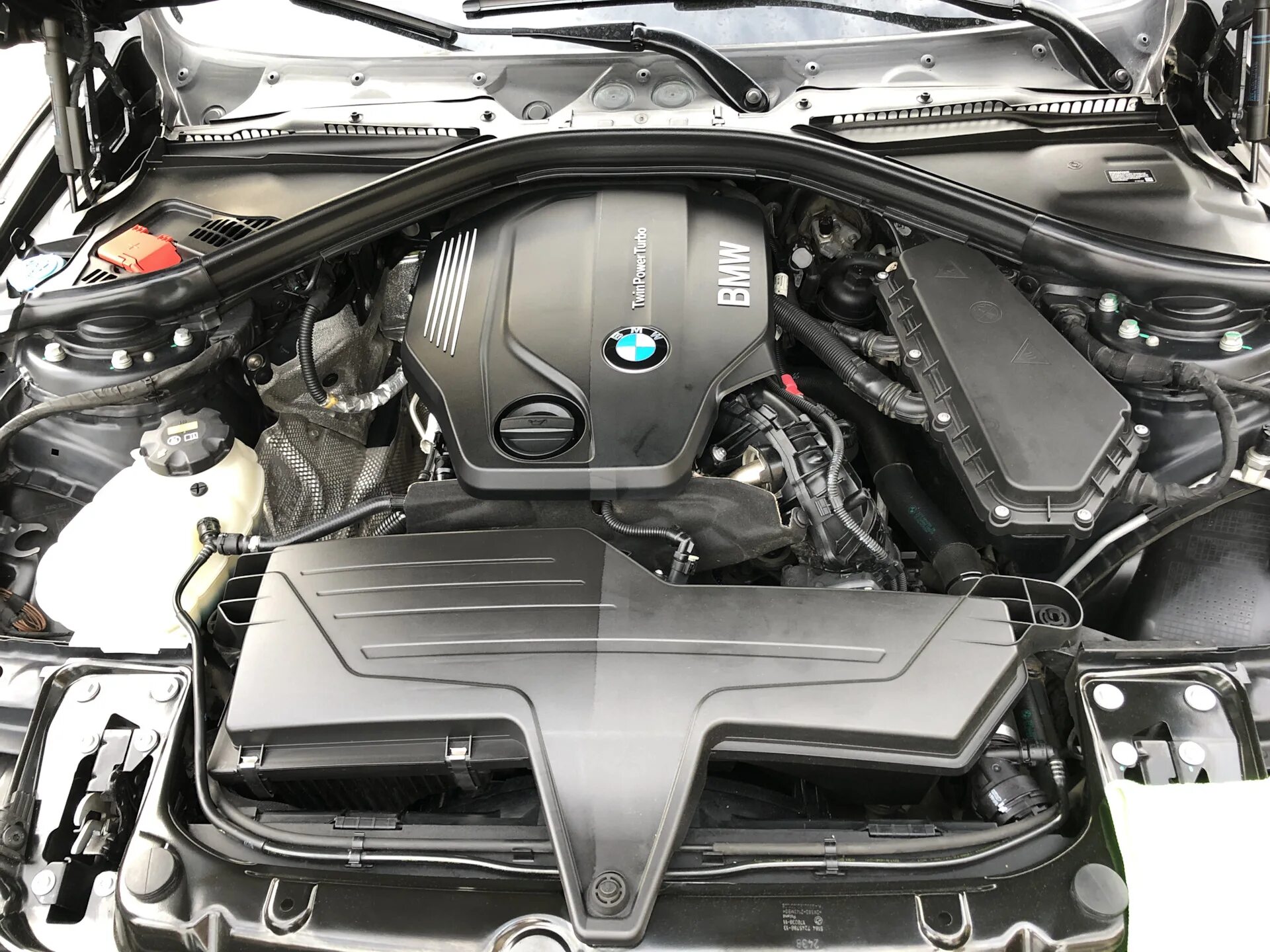 Bmw f30 318 подкапотка. Bmw e92 подкапотка. Подкапотное пространство бмв. Подкапотное пространство бмв. Подкапотное пространство бмв.