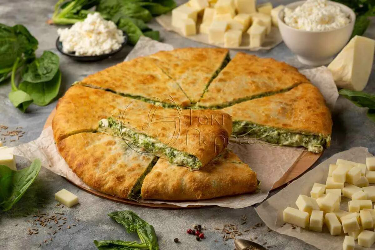 Пирог по осетински со шпинатом. Осетинский пирог с сыром. Осетинский пирог со шпинатом. Осетинский пирог со шпинатом. Осетинский пирог с сыром и шпинатом.