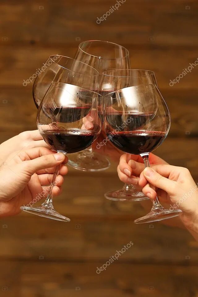 Стучать стаканом. Стукание бокалами. Бокалы стучат. Чокаться бокалами вина Грузия. Стук бокалов вина.