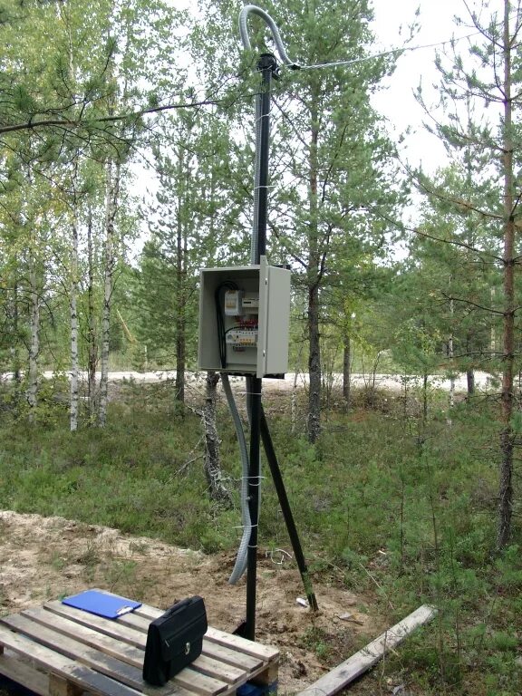 Электро участки. Столб для электричества металлический. Электрический столб на участке. Столб с щитком для электричества. Железный столб для электричества.