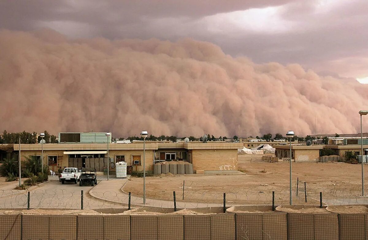 Пыльный город где то. Самум Песчаная буря. Песчаные бури в Хургаде. Хамсин ветер пустыни. Хамсин в Израиле.