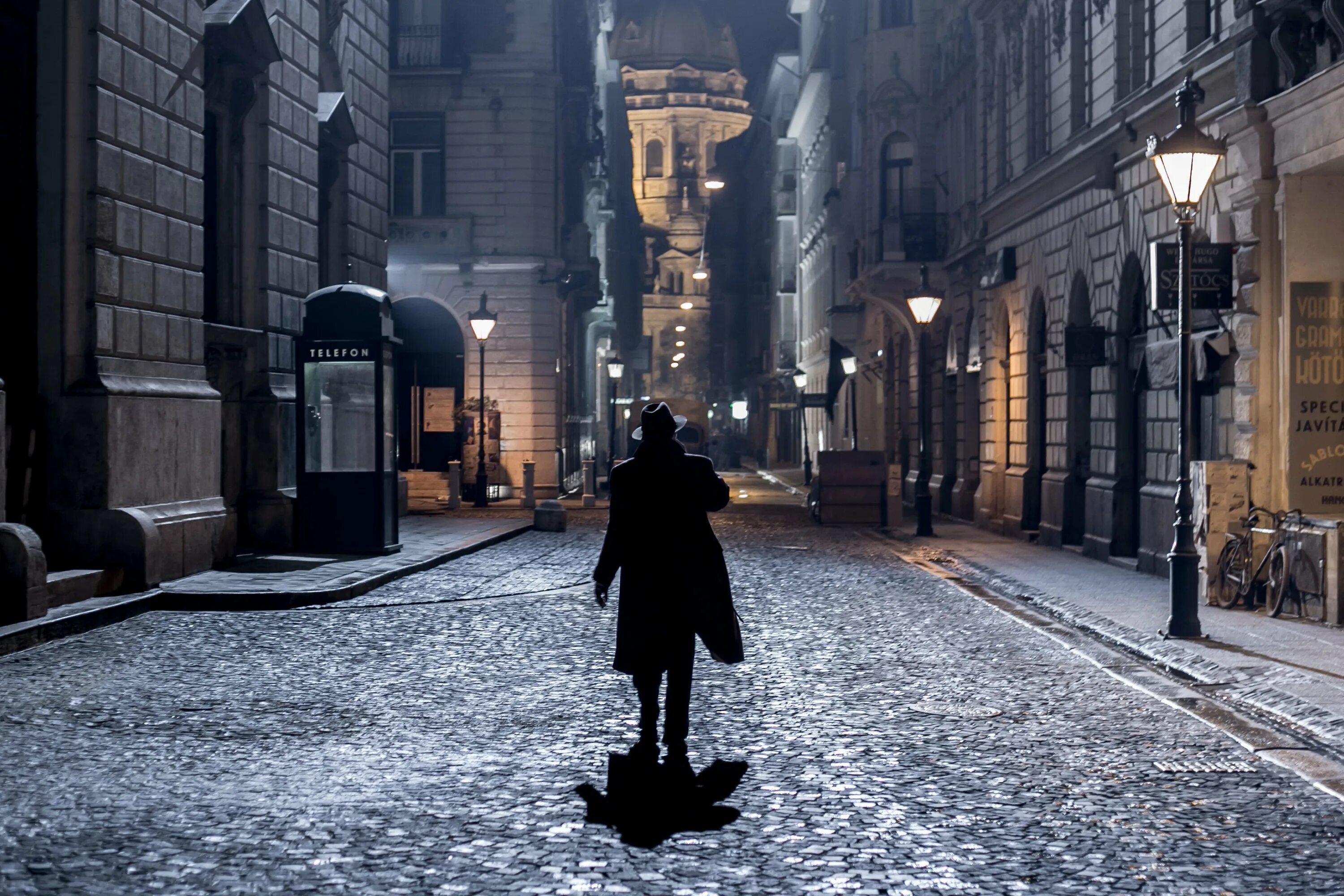 мир нуар. город в стиле нуар. детектив арт. мир нуар. нуарный стиль города.