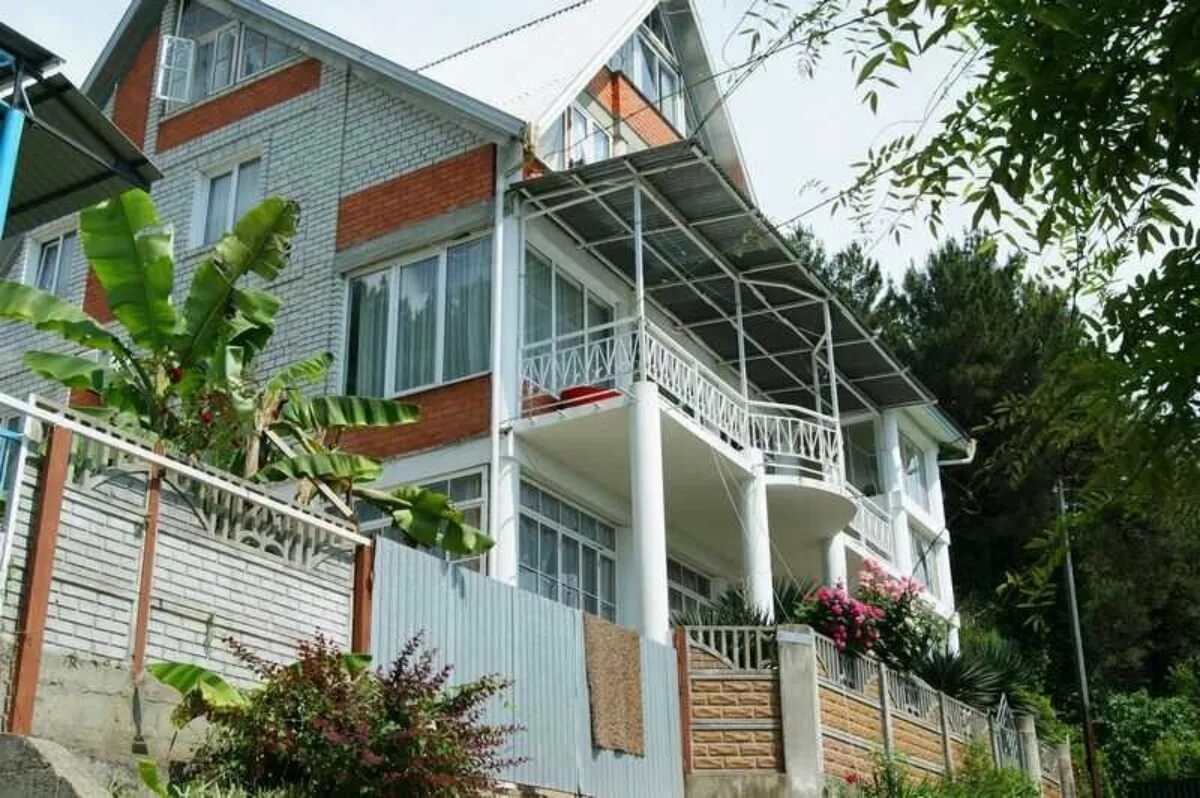 Лазаревское у моря гостевой. Кавказ лазаревское 2*. Гостиница юг лазаревское. Лазаревское у моря гостевой. Гостиница бумеранг в лазаревском.