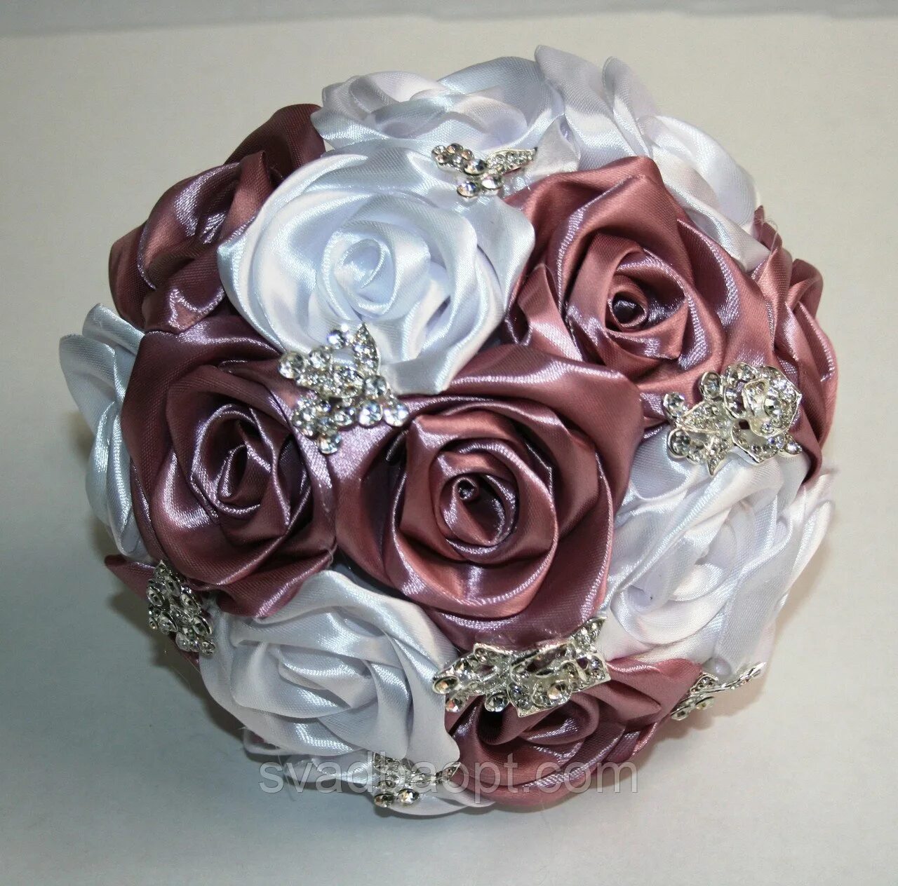 Сколько стоят атласные розы. Свадебный букет дублер. Свадебный букет из лент. Композиции из атласных цветов. Букет из атласных роз.
