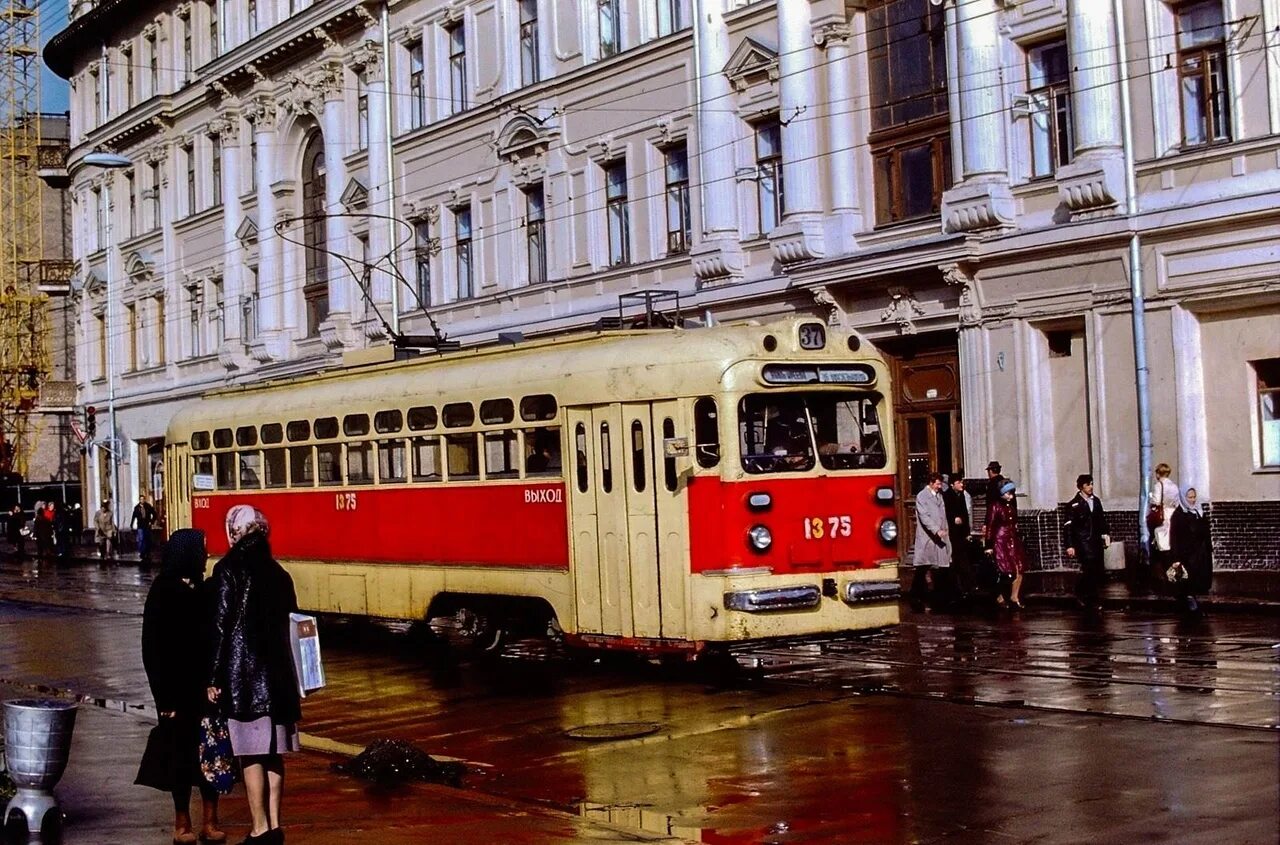 Трамвай старые маршруты. Трамвай Москва 1970е. Трамвай 1980 Московский. Московский трамвай 1979. Улица Баумана 1970.