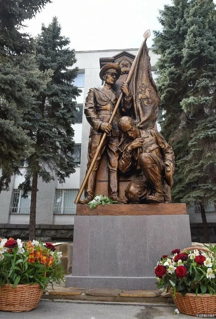 Памятники знаменам. Луганская народная Республика памятники. Памятник МВД. Памятник со знаменем. Луганск достопримечательности.