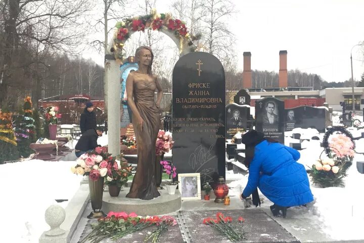 Фриске кладбище. Памятник на могиле Жанны Фриске. Могила Жанны Фриске.