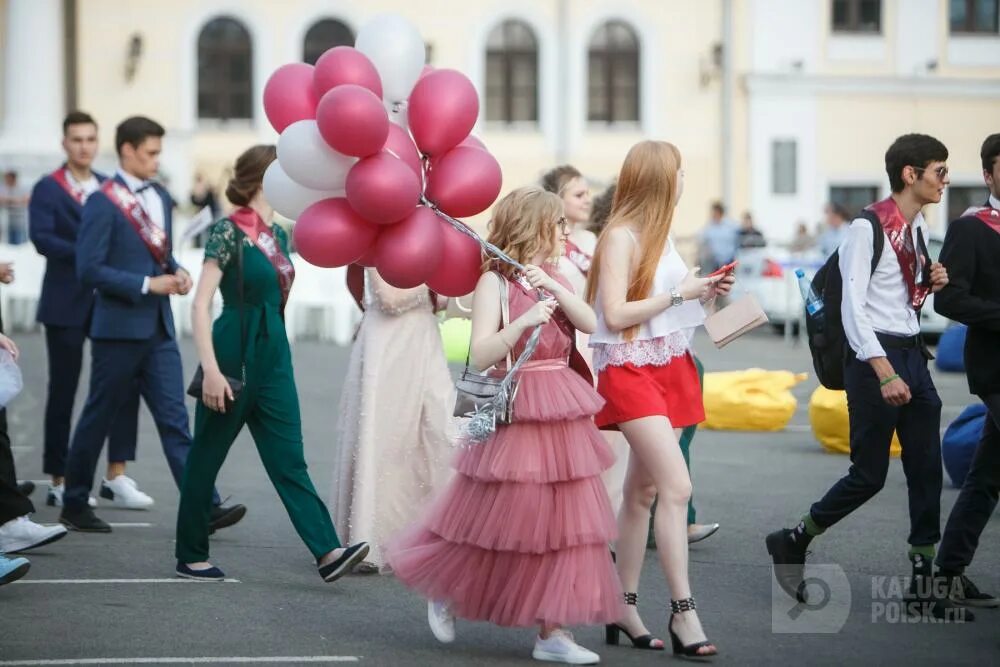 Песня день выпускного. Шествия на выпускной. Парад выпускников 11 класса. Шествие выпускников Калуга. День выпускников.