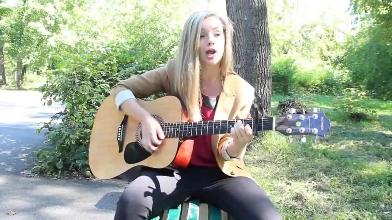 Милая кто исполняет. Девушка поет под гитару. Девочка поет под гитару. Поют под гитару.