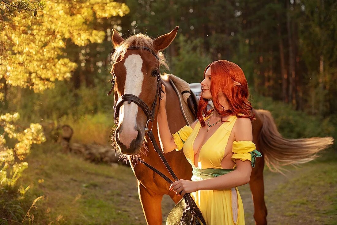 На рыжем коне. Рыжая девушка на лошади. Рыжеволосая девушка с лошадью. Рыжая девушка на коне.