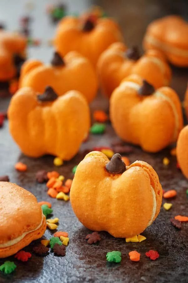 Рецепт тыквенного печенья. Макарунс Хэллоуин. Оранжевые сладости. Выпечка на Хэллоуин. Тыквенное печенье на Хэллоуин.