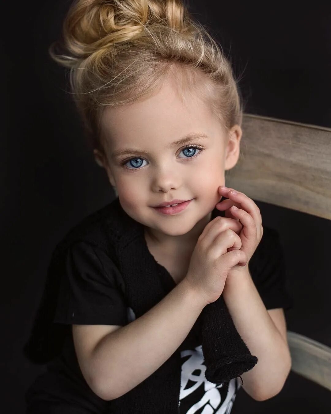 Маленькая светловолосая девочка. Белокурая девочка с голубыми глазами. Девочка со светлыми волосами. Маленькая светловолосая девочка. Детские светлые волосы.