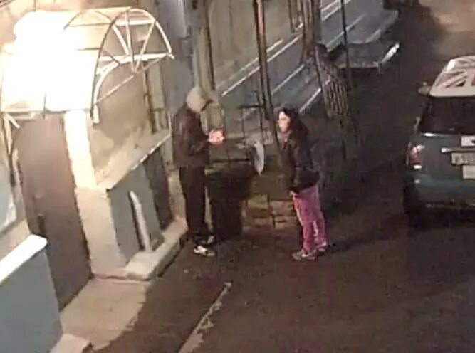 Девушка справила нужду в подъезде. Нужду в подъезде. справила нужду в подъезде. справляют нужду за гаражами.