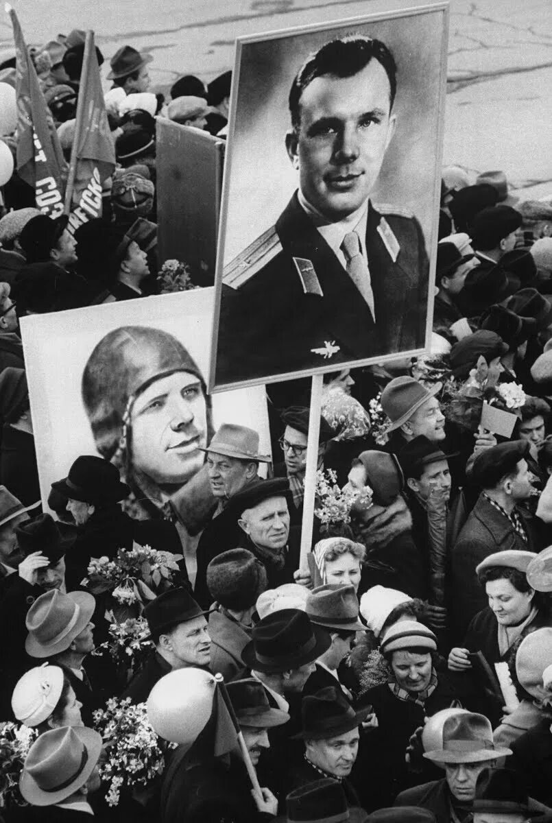 Фото первого полета гагарина. СССР Гагарин в 1961. Люди празднуют полет Юрия Гагарина.