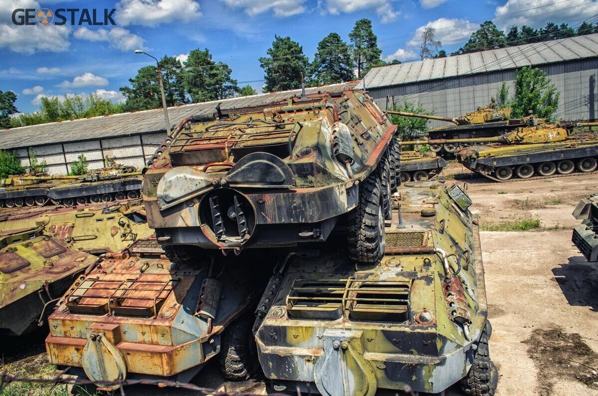 Кладбище военной техники. П сокол сахалинская область авиабаза. Синий кукурузник рено. Бтрз кладбище танков. Заброшенные заводы россии с машинами.