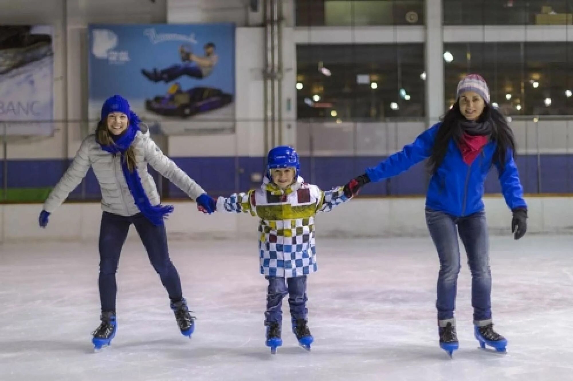 Ледовая арена тула массовое катание. Массовое катание на коньках. Ледовый дворец псков. Массовые катания на коньках. Дворец спорта могилёв.