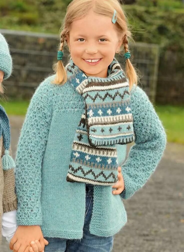 Вязание детям 9 лет. Хейди мей пончо. Вязаный свитер для девочки. Вязаная кофта для девочки. Вязаный жилет для девочки.