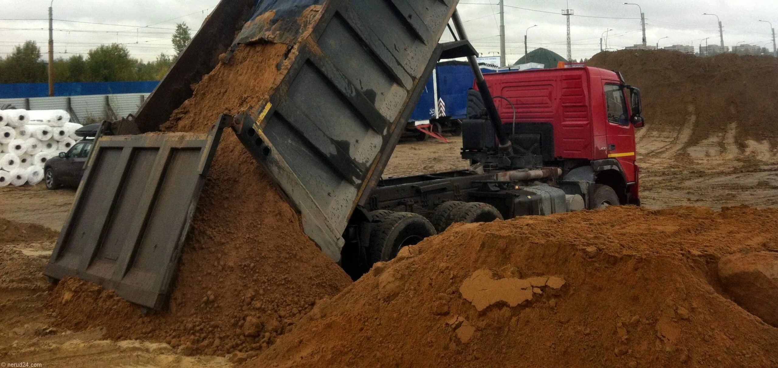 Камаз 5511 песок щебень. Самосвал с песком. Камаз 10 кубов песка. Самосвал с песком. Машина с песком.