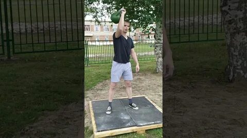 Рывок гири мужчины