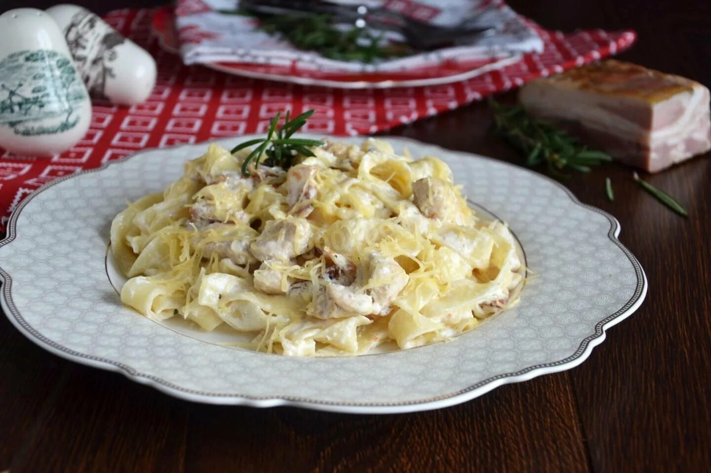 Рецепт куриного филе с макаронами. Паста фетучини с курицей и грибами в сливочном. фетучини с куриным филе и грибами. фетучини с курицей и грибами в сливочном соусе. паста фетучини с пармезаном.