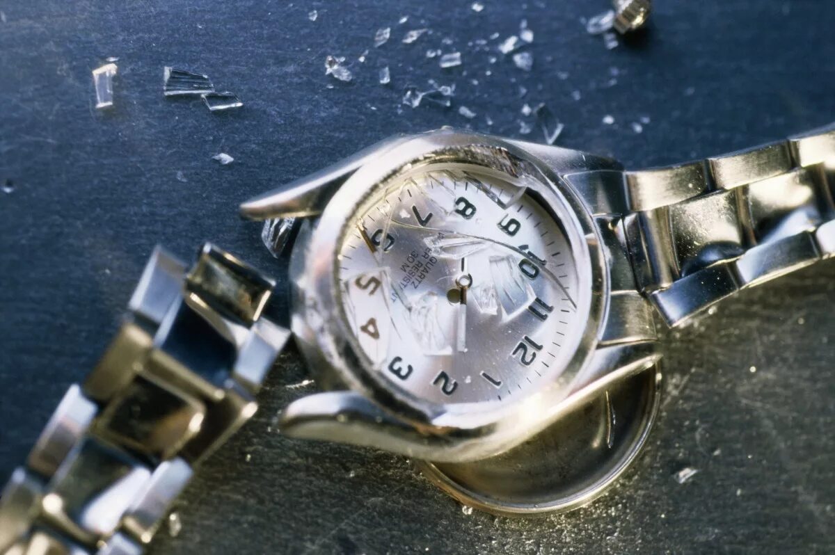 Разбитые наручные. Сломанные наручные часы. Разбитые наручные часы. Поломанные часы. Разбитые швейцарские часы.