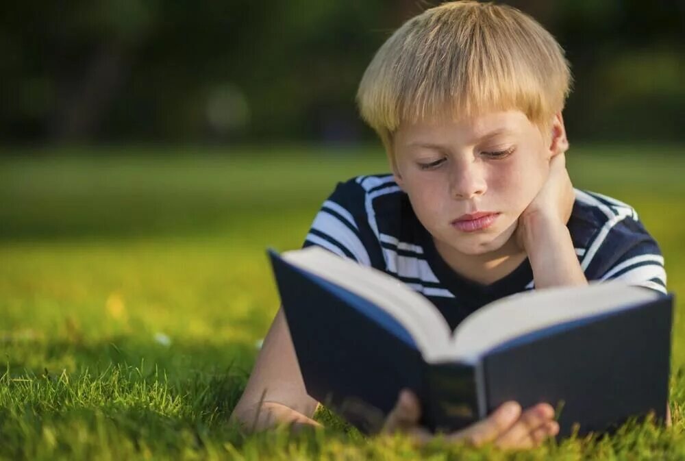 Книги для детей. Дети читают. Мальчик с книжкой. Книга для мальчиков. Мальчик учит стихотворение