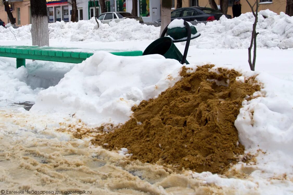 Почему дороги зимой посыпают солью. Песок зимой. посыпка песком. посыпка дорог песком. пескосоляная смесь для дорог.