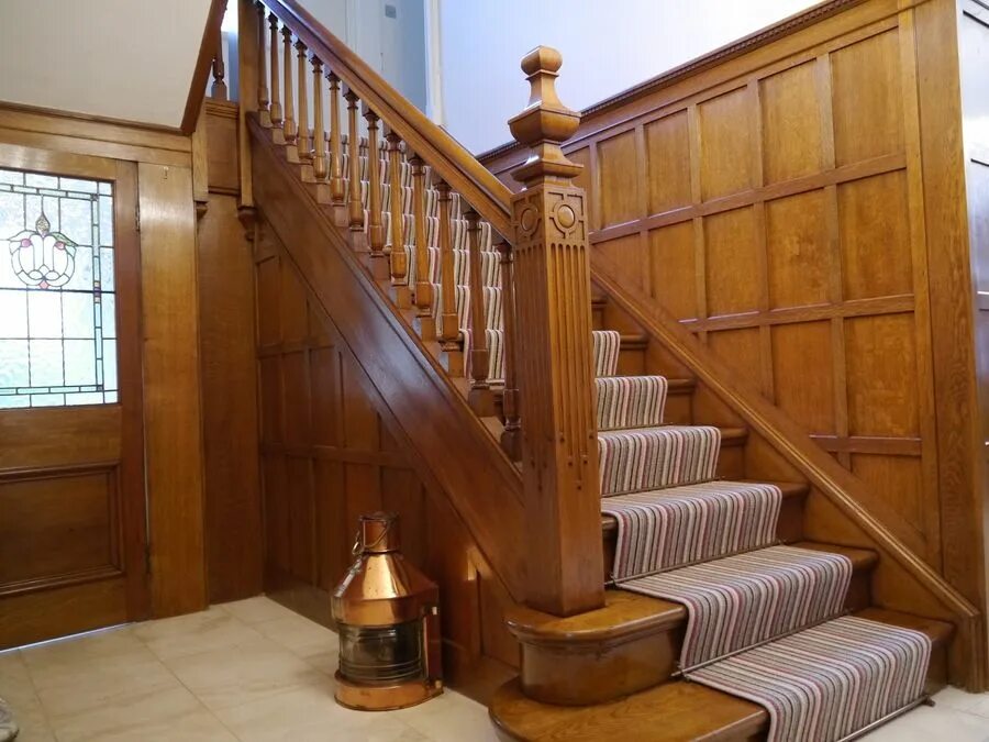 Красивые деревянные лестницы. Лестница из дуба. Лестница из массива дерева. Деревянные лестницы в частном доме. Купить лестницу из дуба