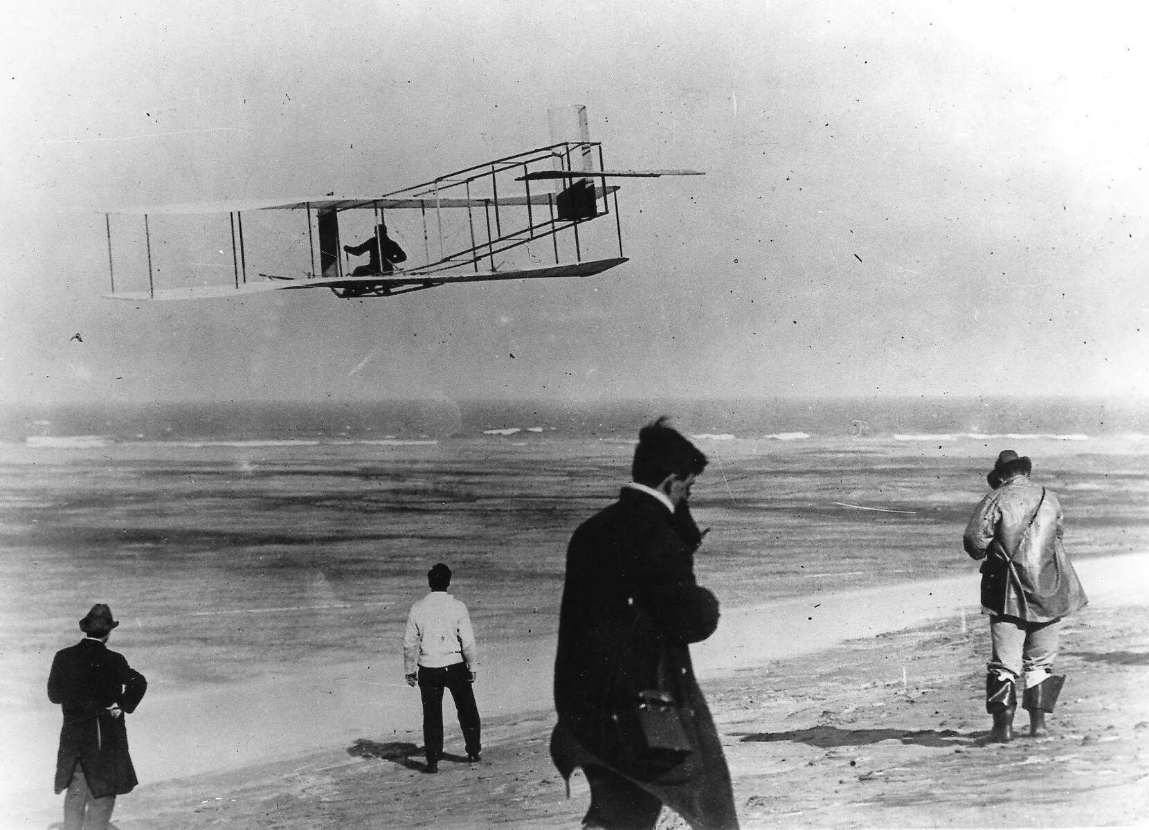 Первый самолет пролетел на 1400 км меньше. Первый полет братьев Райт 1903. Братья Райт первый самолет. Первый полет братья Райт флайер 1. Флайер братьев Райт.