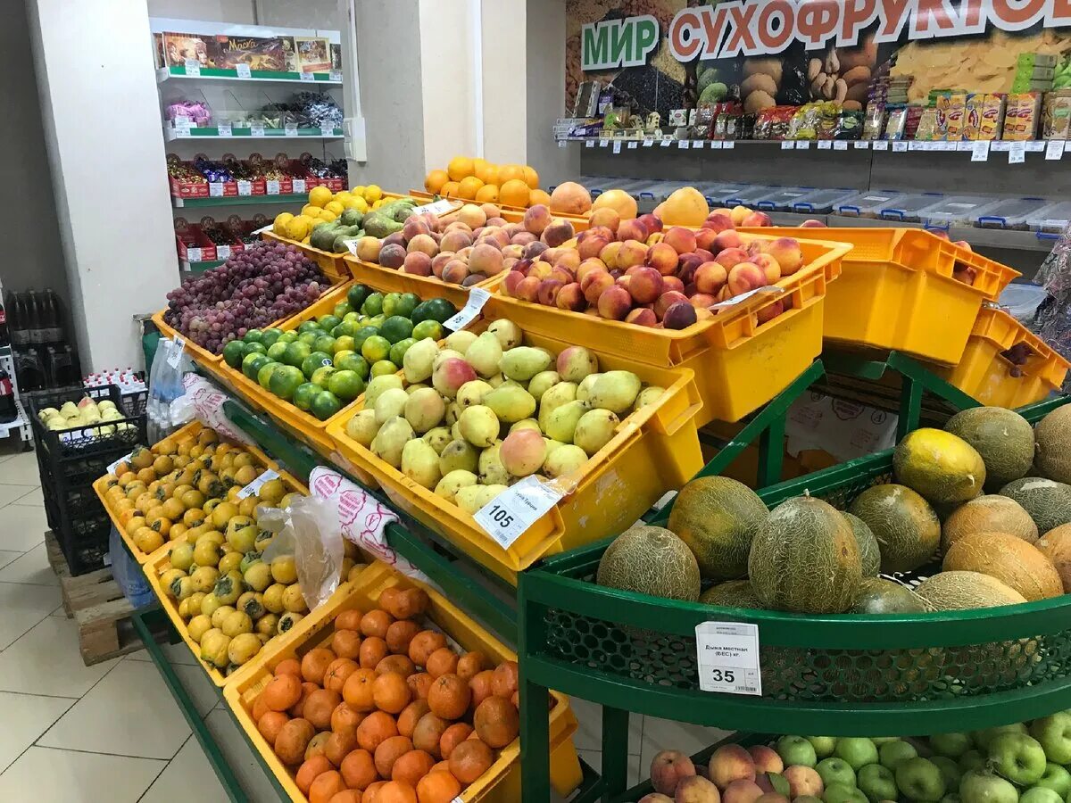 фруктово краснодар. восточный рынок краснодар. овощной магазин морковь. продажа овощей и фруктов на улице. фрукты краснодара.