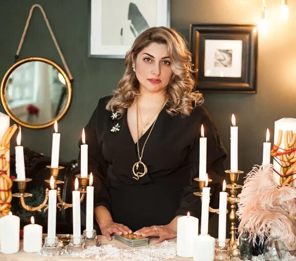 Женщина гадалка. Любовный приворот. Ясновидящая консультация. Цыганская ведьма. Колдун битва экстрасенсов.