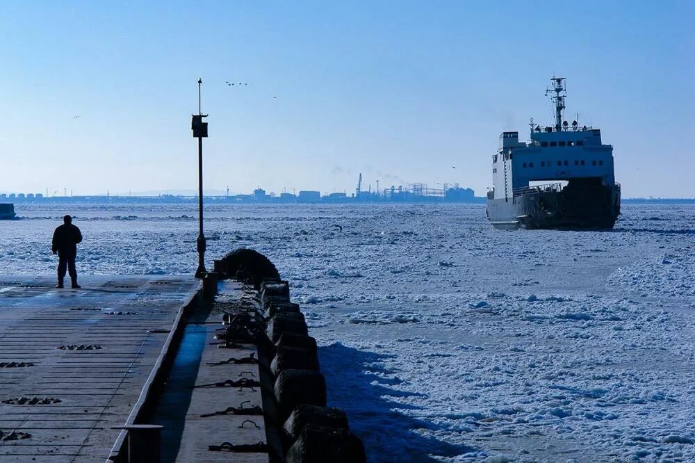 Паромная переправа работает. Незамерзающие морские Порты Ейск. Порт Ейск. Паромная переправа Керчь фото. Ейск 2023 зимой.