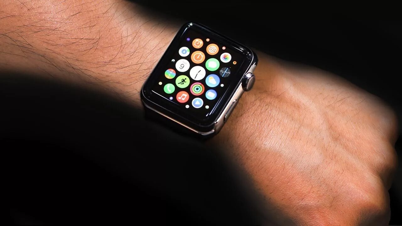 Видео часов apple. Часы Apple на руке. Apple watch Red. Apple watch красные. Apple watch Gucci.