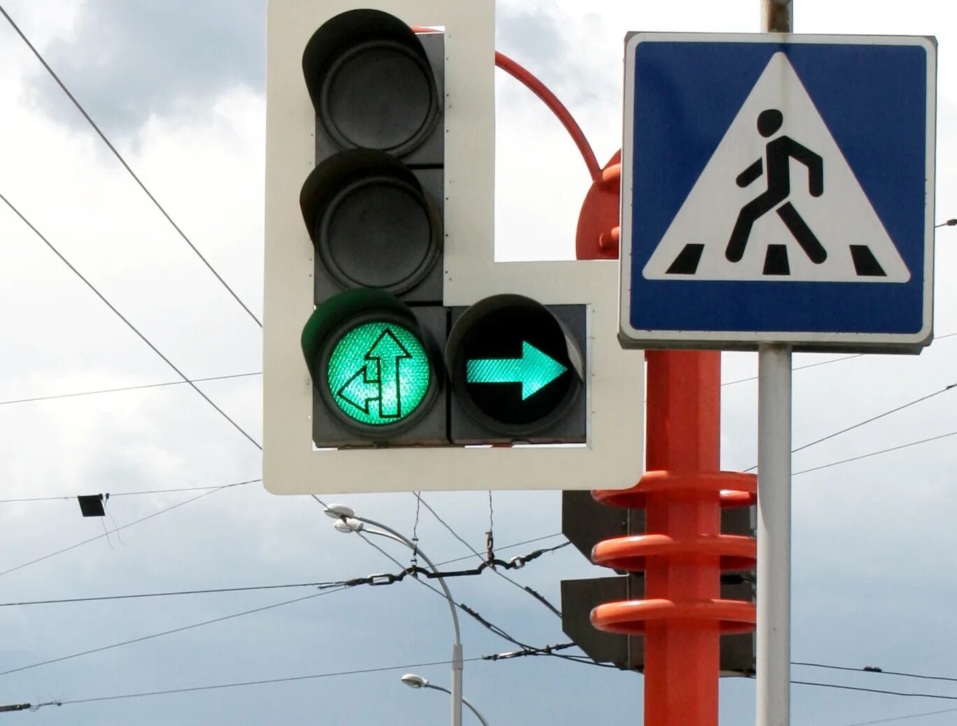 Дополнительная зеленая стрелка на светофоре налево. Светофор с доп секцией. Светофор со стрелками. Перекресток со светофором. Дорожное движение светофор.