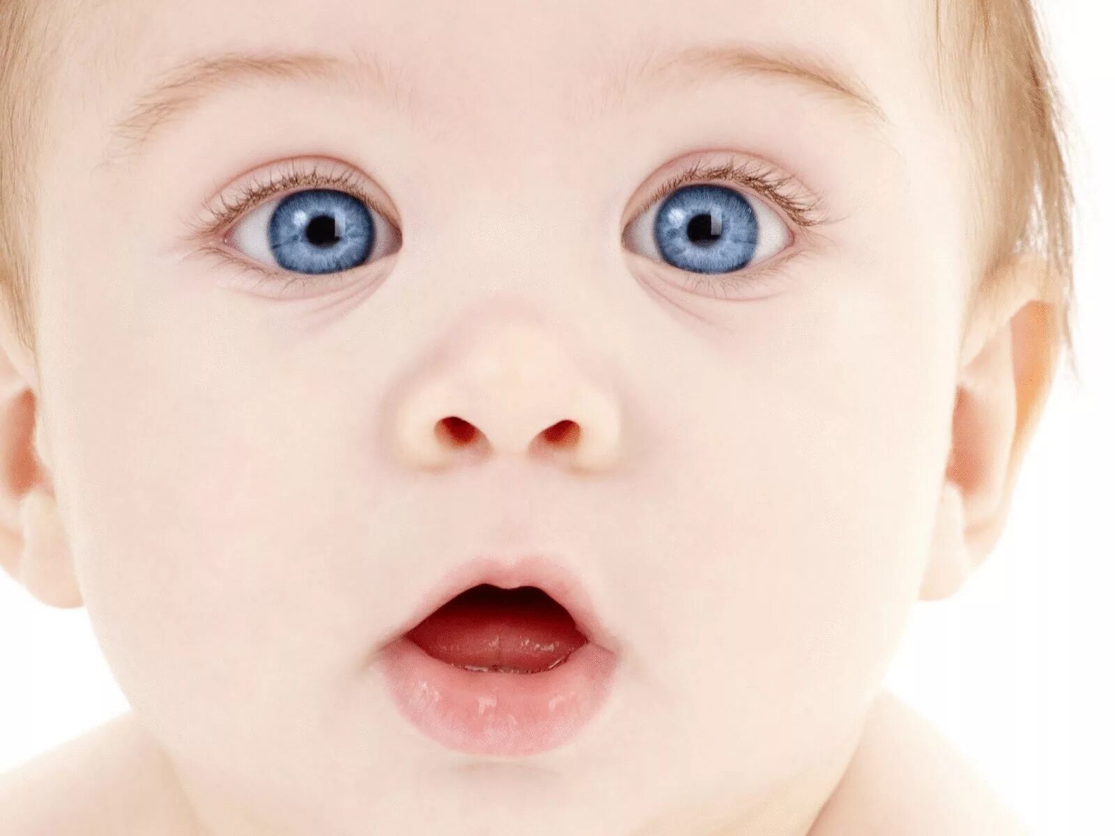 Детские глаза. Глаза младенца. Удивленные глаза. Взгляд младенца.