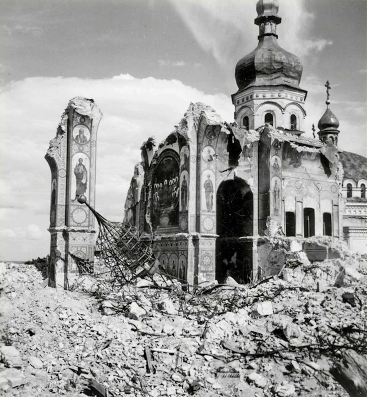 Какой храм был разрушен. Руины Успенского собора Киево-Печерской Лавры. Взрыв Успенского собора Киево Печерской Лавры.