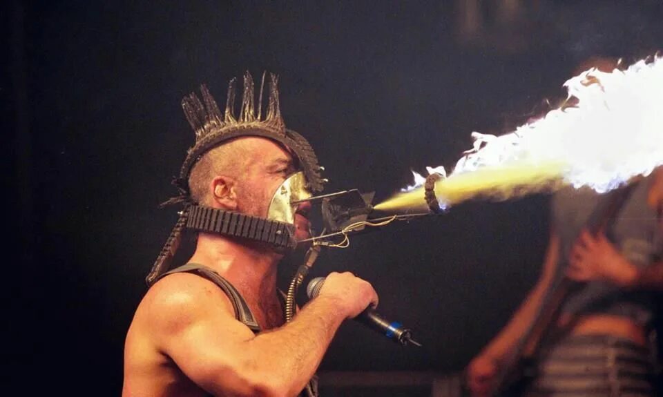 Lindemann sport перевод. Тилль Линдеманн Rammstein 1995. Тилль 2005. Тилль Линдеманн 2001. Тилль Линдеманн рамштайн концерт.