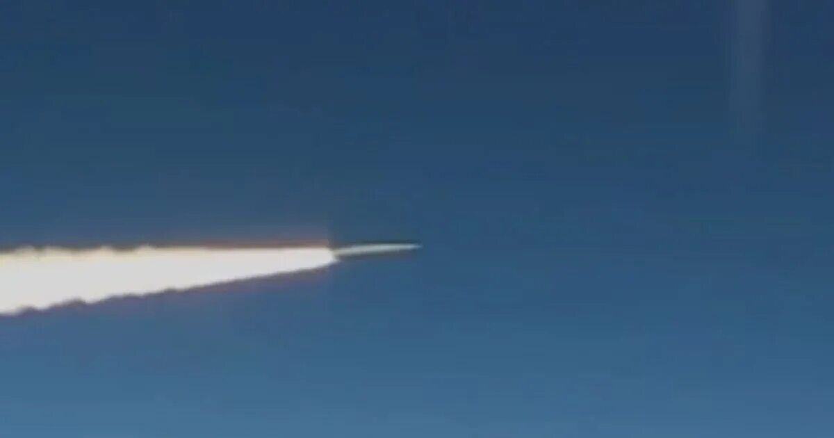 Сбитая гиперзвуковая ракета. Кинжал ракета гиперзвуковая. кинжал гиперзвуковой ракетный комплекс. сверхзвуковая ракета кинжал. ракета фото.