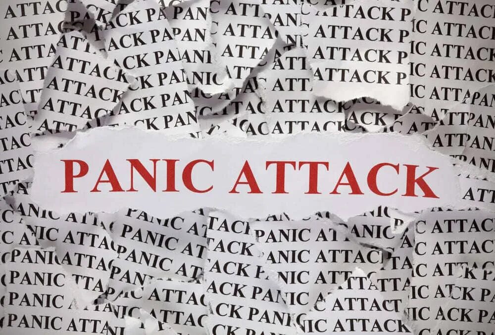 Нападение текст. Паническая атака надпись. Panic Attack картинки. День паники. Словами панической атаки что такое.