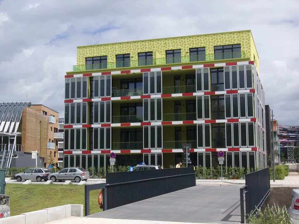 "Дом из водорослей", Гамбург, Германия. "Дом из водорослей", Гамбург, Германия 2023. Дом из водорослей в Гамбурге. Hamburg Bio Intelligent Quotient building. Bi q