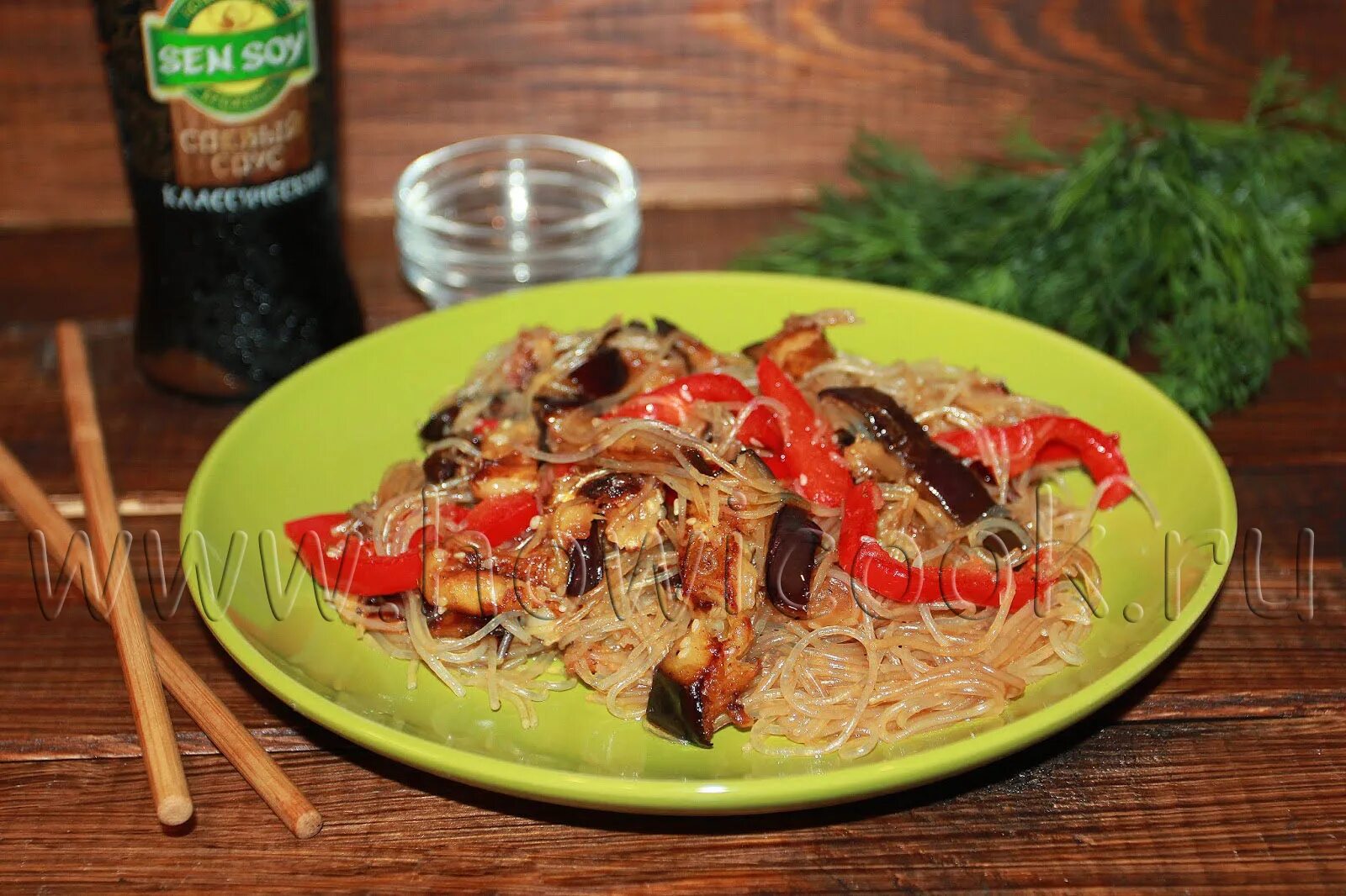 Фунчоза с баклажанами и болгарским перцем и курицей. Фунчоза баклажан перец. Фунчоза с курицей. Фунчоза с говядиной и баклажанами. Фунчоза с баклажанами.