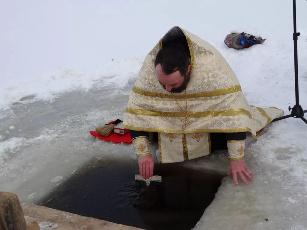 Освятить воду в домашних. Освящение воды. Праздник крещения в б Глушице Самарской области. Освящение воды перевёрнутым крестом картинки. Как окропить квартиру крещенской водой.